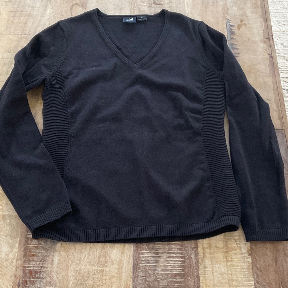 Lanctot Black V-Neck ladies golf Sweater with Ribbed Side Panels size small.